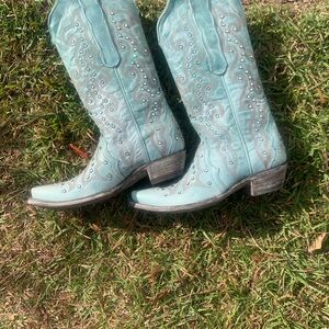 NWtag inserts old Gringo Celeste Swarovski crystals. Size 7